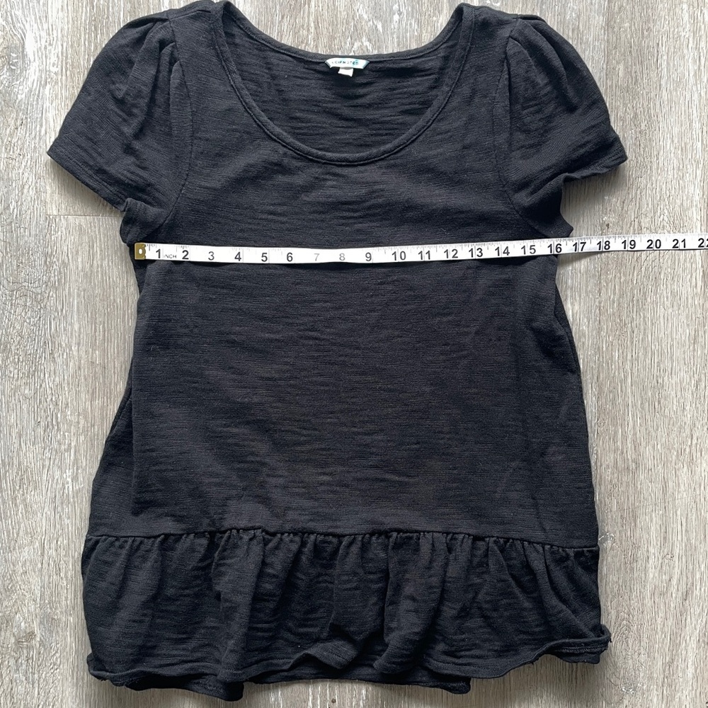 Leifnotes Black Peplum Tee | Puff Sleeve Babydoll Top | Cotton Minimalist - Picture 5 of 6